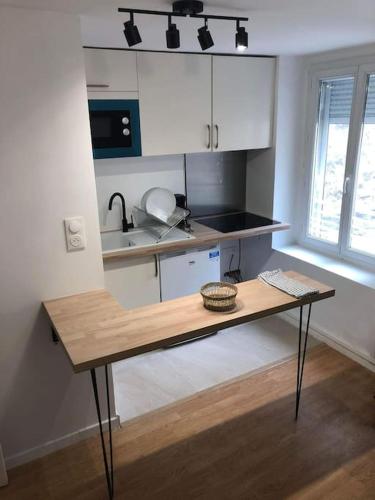 - une cuisine avec une table en bois dans une chambre dans l'établissement Studio confortable près de paris, à Villejuif