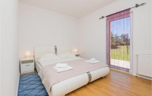 um quarto branco com 2 camas e uma grande janela em Nice Home In Vinjani Gornji With Kitchen em Nenadići