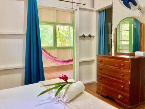 Drago Beach House - Private Beach في بوكا ديل دراجو: غرفة نوم بسرير وخزانة ومرآة