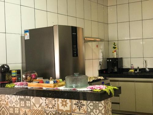 cocina con encimera y microondas en Casa Cantinho Do Sossego Piri en Pirenópolis