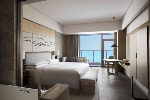Ένα ή περισσότερα κρεβάτια σε δωμάτιο στο Yantai Marriott Hotel