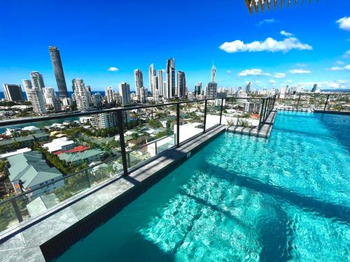 ein Pool auf dem Dach eines Gebäudes mit Skyline der Stadt in der Unterkunft Ollies Place in Gold Coast
