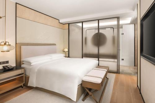 Ένα ή περισσότερα κρεβάτια σε δωμάτιο στο Yantai Marriott Hotel