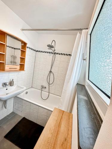 a bathroom with a shower and a tub and a sink at 3 Zimmer Wohnung bei Frankfurt / Neu renoviert in Egelsbach