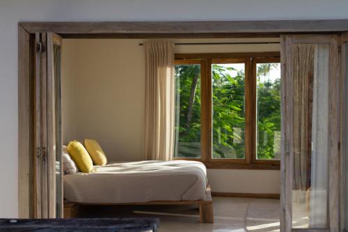 een slaapkamer met een bed en een raam bij Afreeka Beach Hotel in Las Terrenas