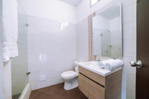 a bathroom with a toilet and a sink and a mirror at HOTEL TASAJERO VIP in Cúcuta