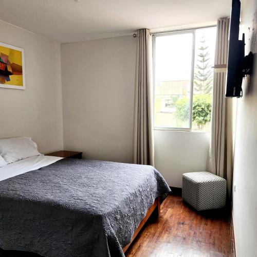 - une petite chambre avec un lit et une fenêtre dans l'établissement Casa Cultura, à Lima