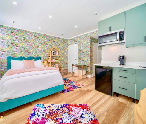 1 dormitorio con 1 cama y cocina en Studio in the heart of Palm Beach, free valet parking included en Palm Beach