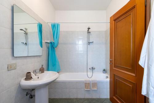 a bathroom with a tub and a sink and a shower at SMART FLAT - Lago Maggiore - Private Garage, Wi-Fi in Castelletto sopra Ticino