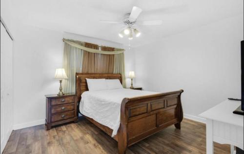 ein Schlafzimmer mit einem Bett und einem Schreibtisch mit zwei Lampen in der Unterkunft Cozy condo in the middle of Destin in Destin