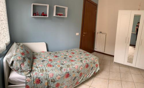 ein Schlafzimmer mit einem Bett mit einer Blumendecke in der Unterkunft Garibaldi 26 in Stresa