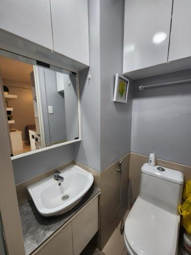 Koupelna v ubytování 2BR NORTHPOINT CONDO FREE Airport Pick Up for 3 nights stay or more