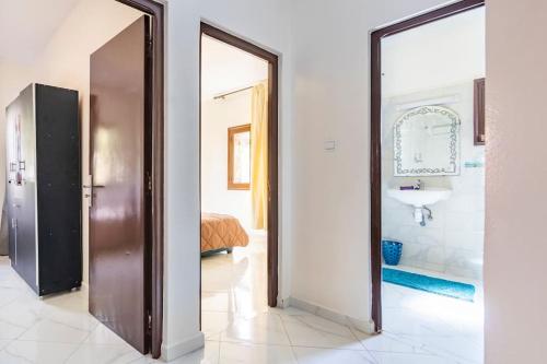 um corredor com dois espelhos num quarto em Appartement chaleureux et calme, Parking, Jardin em Agadir