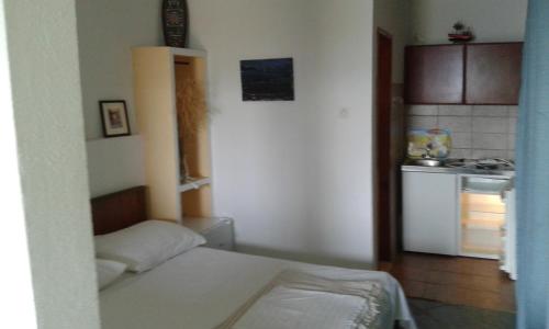 a small room with a bed and a kitchen at Apartments by the sea Podaca, Makarska - 19078 in Podaca