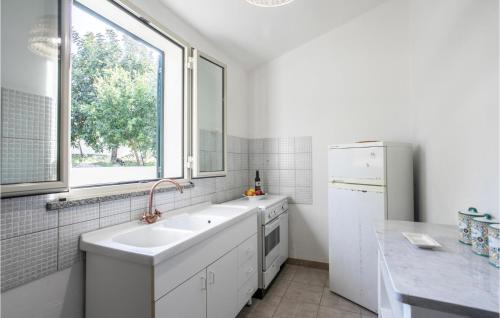 Nice Home In Noto With Kitchen tesisinde bir banyo