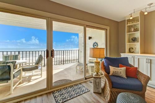 sala de estar con vistas al océano en Beach Cottage Look Condo en Fernandina Beach