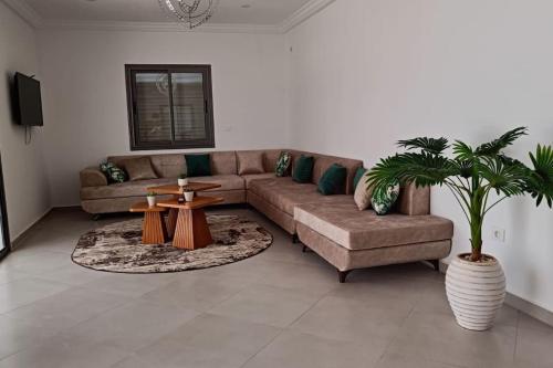 uma sala de estar com um sofá e uma mesa em villa ber em Taguermess