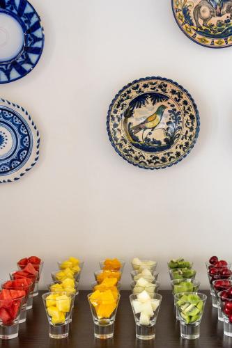 a group of plates and bowls on a wall at Parador de Ciudad Rodrigo in Ciudad-Rodrigo