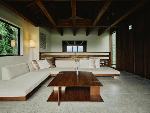 sala de estar con sofá y mesa de centro en 湖畔を一望するプライベートホテル / THE [] TIME FUJI, en Fujikawaguchiko