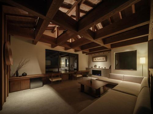 sala de estar con sofá y TV en 湖畔を一望するプライベートホテル / THE [] TIME FUJI, en Fujikawaguchiko
