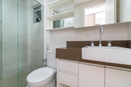 a bathroom with a toilet and a sink and a shower at Apartamento de Luxo com Jacuzzi Privativa - Boulevard Bombinhas in Bombinhas