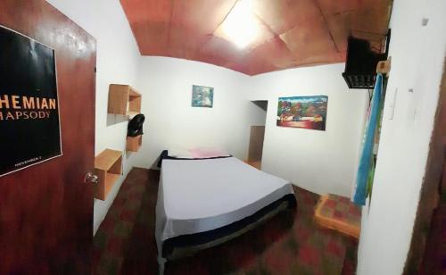 Habitación pequeña con cama en habitación en Hostel Sultan, en Granada