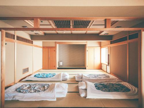 Postel nebo postele na pokoji v ubytování Kanazawa Kokusai Hotel