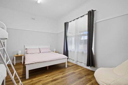 1 dormitorio con cama y ventana en The Home Sweet Home, en Bairnsdale