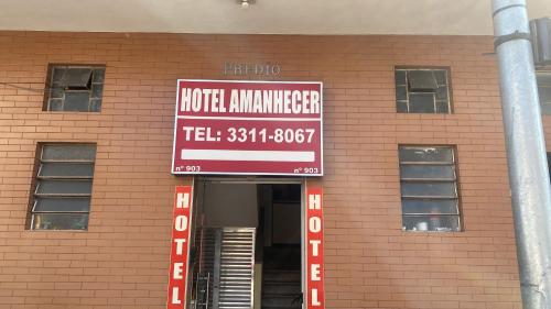 um sinal de administrador de hotéis na frente de um edifício em Hotel Amanhecer em São Paulo