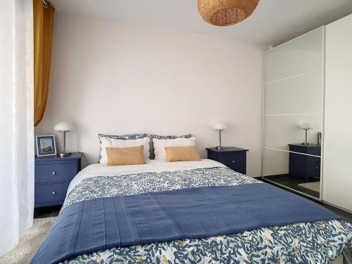 - une chambre avec un grand lit et 2 armoires bleues dans l'établissement Superbe T3 proche plages, port de plaisance, parking, WiFi - FR-1-746-6, à Courseulles-sur-Mer