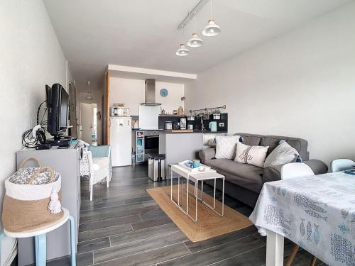 un salon avec un canapé et une table dans l'établissement Superbe T3 proche plages, port de plaisance, parking, WiFi - FR-1-746-6, à Courseulles-sur-Mer