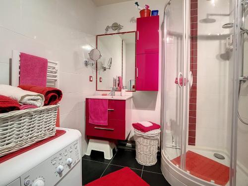 une salle de bain avec des armoires roses, un lavabo et une douche dans l'établissement Superbe T3 proche plages, port de plaisance, parking, WiFi - FR-1-746-6, à Courseulles-sur-Mer