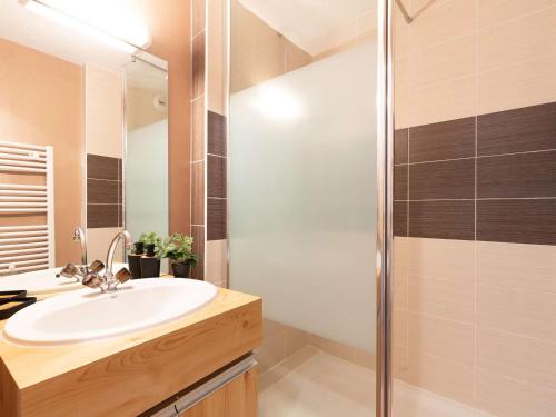 a bathroom with a sink and a shower at Appartement Saint-Lary-Soulan, 2 pièces, 4 personnes - FR-1-296-472 in Saint-Lary-Soulan