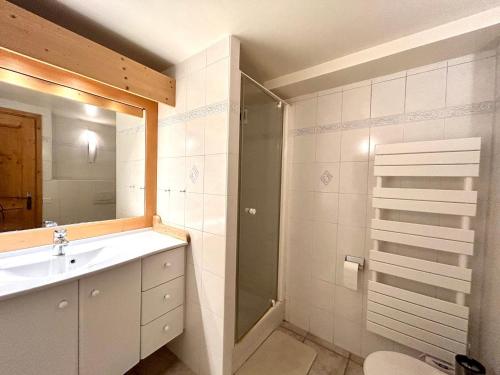 y baño con lavabo y ducha. en Appartement La Clusaz, 4 pièces, 8 personnes - FR-1-437-104, en La Clusaz