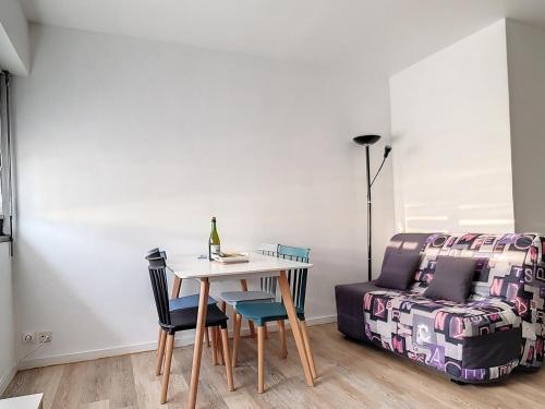 une salle à manger avec une table et un canapé dans l'établissement Charmant T2 rénové à 300m de la plage avec parking privé à Courseulles-sur-Mer - FR-1-746-3, à Courseulles-sur-Mer