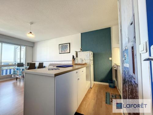 Il comprend une cuisine équipée d'un comptoir et d'un réfrigérateur. dans l'établissement Beau T2 face à Juno Beach avec parking privé - FR-1-746-7, à Courseulles-sur-Mer