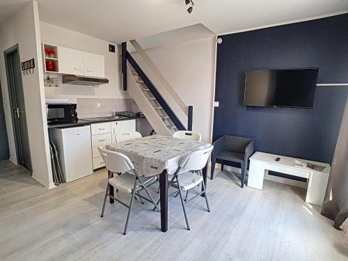 une cuisine et une salle à manger avec une table et des chaises dans l'établissement Duplex T2 Charmant entre Plage et Commerces avec Balcon Exposé Sud - FR-1-746-8, à Courseulles-sur-Mer