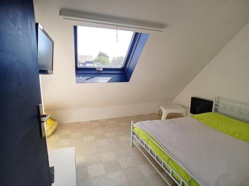 une chambre avec un lit et une fenêtre dans l'établissement Duplex T2 Charmant entre Plage et Commerces avec Balcon Exposé Sud - FR-1-746-8, à Courseulles-sur-Mer