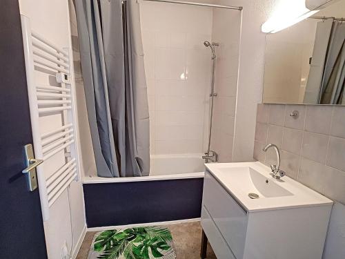 une salle de bain avec un lavabo et une baignoire dans l'établissement Duplex T2 Charmant entre Plage et Commerces avec Balcon Exposé Sud - FR-1-746-8, à Courseulles-sur-Mer