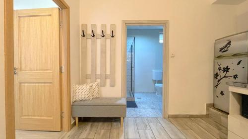 - un couloir avec une porte et une chaise dans la chambre dans l'établissement EVU Long Street, à Braşov