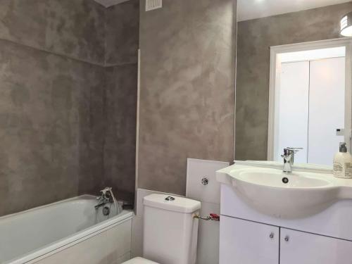 ein Badezimmer mit einem Waschbecken, einem WC und einer Badewanne in der Unterkunft Appartement Cap d'Agde, 1 pièce, 2 personnes - FR-1-249-398 in Cap d'Agde