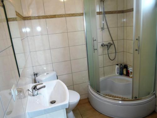 une salle de bains avec douche, toilettes et lavabo dans l'établissement Holiday Home in Miedzyzdroje near Baltic Sea, à Międzyzdroje