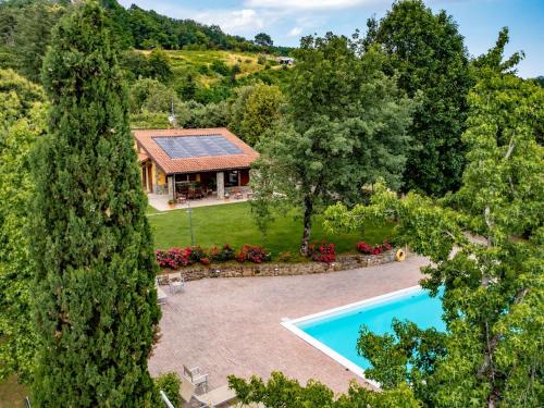 una vista aérea de una casa con piscina en Cottage in Tuscany with private pool en Montecatini Terme