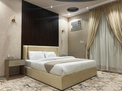 a bedroom with a large bed in a room at فندق pulse للأجنحة الفندقية in Khamis Mushayt