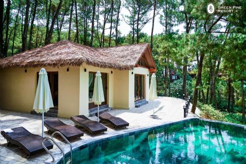 Bazén v ubytování Trang An Golf and Resort nebo v jeho okolí