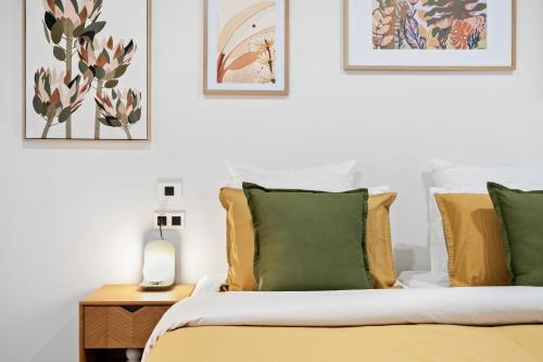 - une chambre dotée d'un lit avec des oreillers jaunes et verts dans l'établissement City Edge Apartment 1 (Wheelchair Accessible), à Mount Gambier