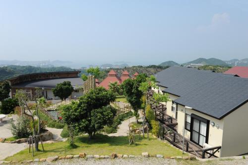an aerial view of a house with a roof at Shikinosato Yuraku in Shirahama