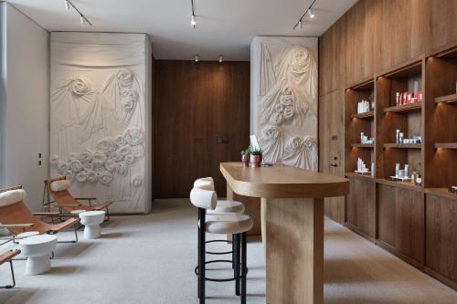 a salon with a table and chairs in a room at W Costa Navarino in Pylos
