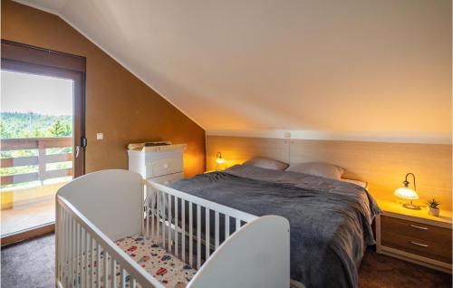 Giường trong phòng chung tại 3 Bedroom Stunning Home In Vrata
