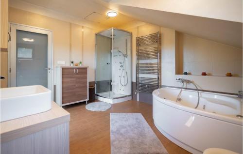 Phòng tắm tại 3 Bedroom Stunning Home In Vrata